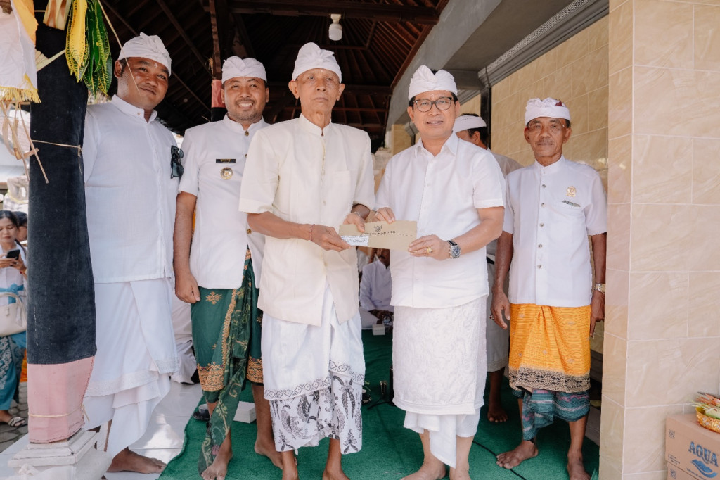 Pujawali Pura Ratu Gede Dalem Pasek dan Pura Pusering Jagat Banjar Bale Agung Cemagi